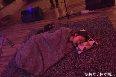 女歌手举办小型音乐会，与粉丝近距离互动
