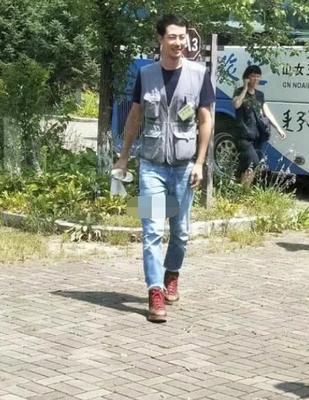 国外明星来华旅游被偶遇，与粉丝亲切合影