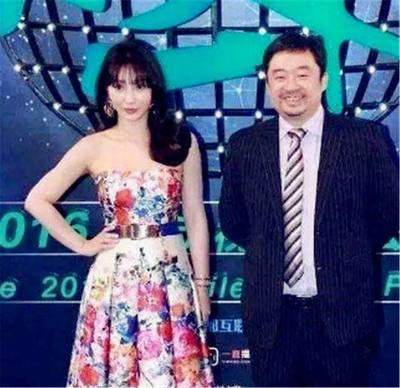 女演员在活动中摔倒，迅速起身淡定应对