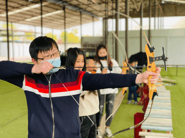 亲子射箭活动：锻炼专注力与亲子协作