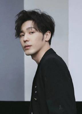 男明星被爆学历造假，事件发酵引发网友声讨